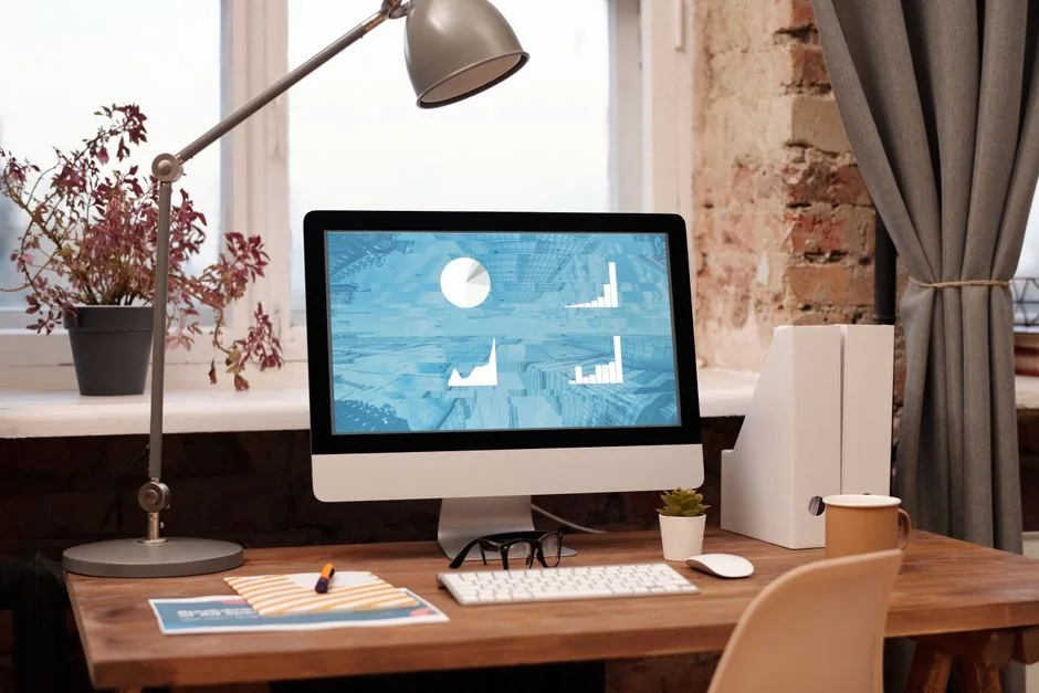 Un ordinateur portable Lenovo affichant la page de connexion Facebook, placé à côté d’une plante de lavande en intérieur.
